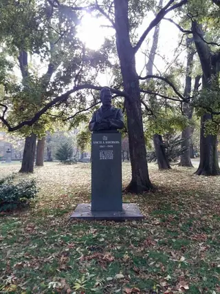 Бюст-паметник на Христо Максимов - София