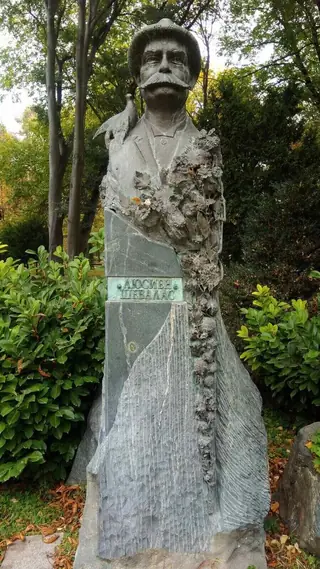 Паметник на Люсиен Шевалас - Пловдив