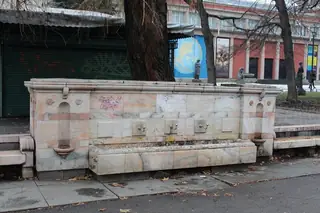 Чешмата пред Народния театър "Иван Вазов" - София