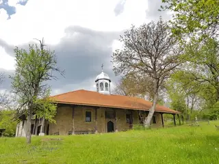 Църква "Св. Троица"  - с.Гъбене