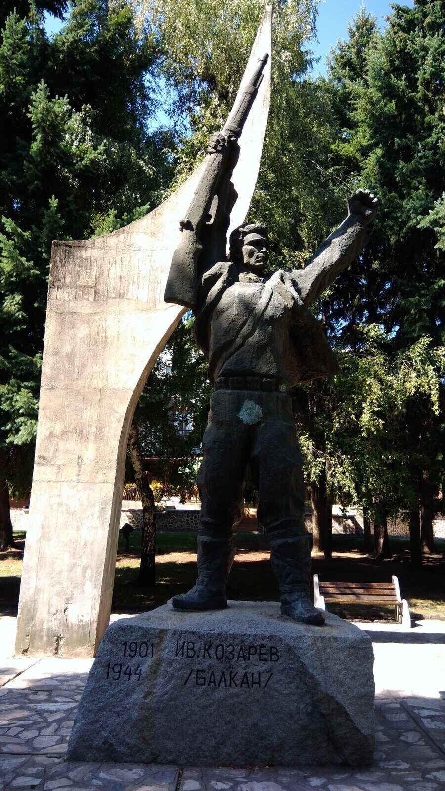 Паметник на Иван Козарев-Балкан - Добринище