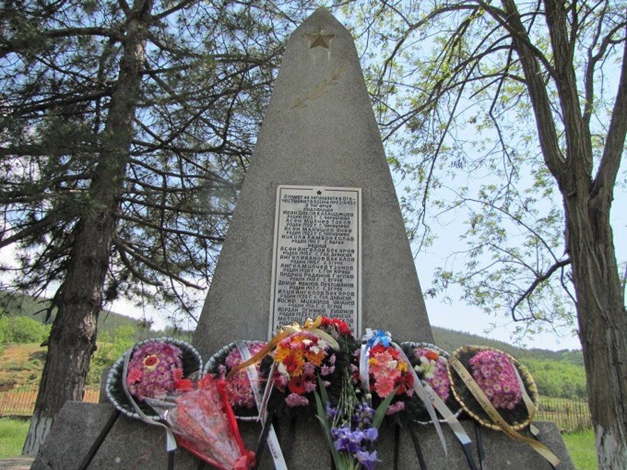 Паметник на загиналите в отечествената война - Голям Девесил