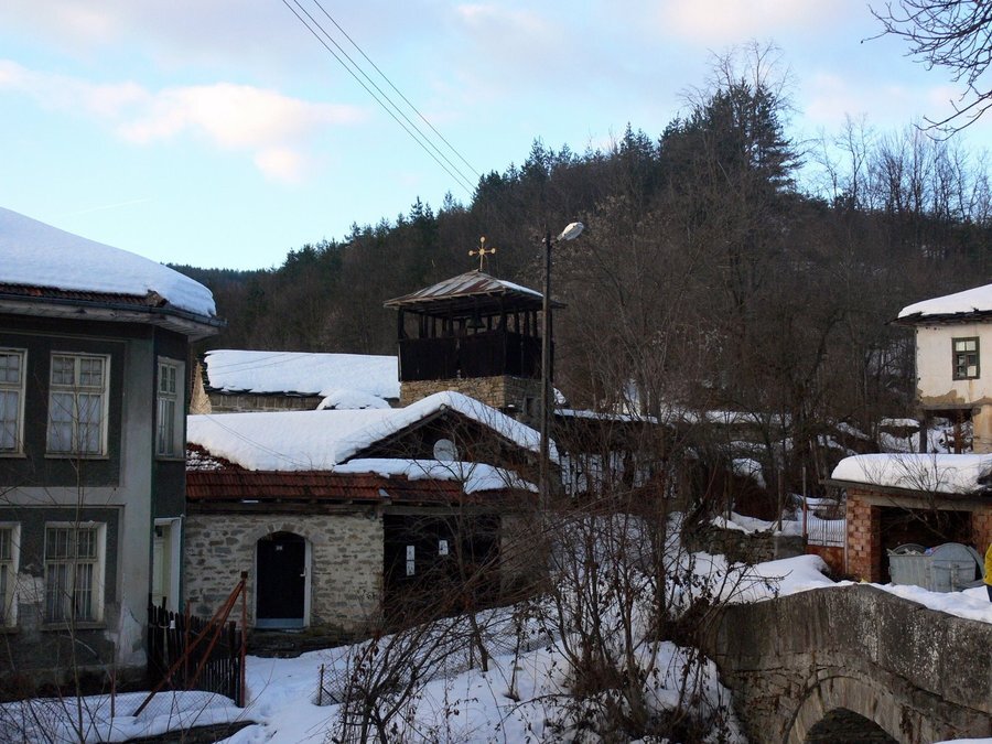 Църквата "Св. Архангел Михаил" - Скандало