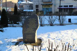 Паметна плоча на партизанската дивизия - Трън