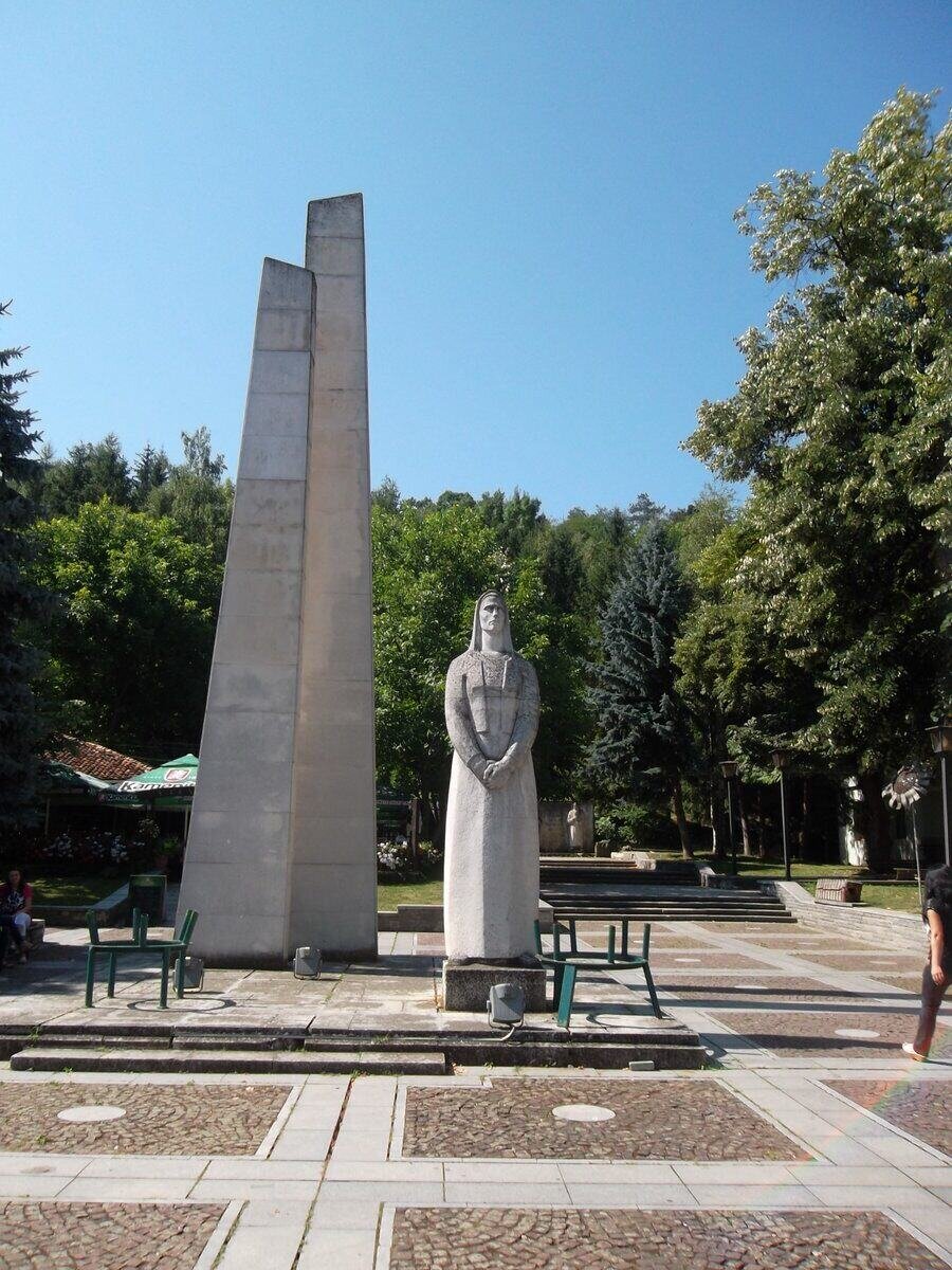 Площад "Христо Ботев" - Елена