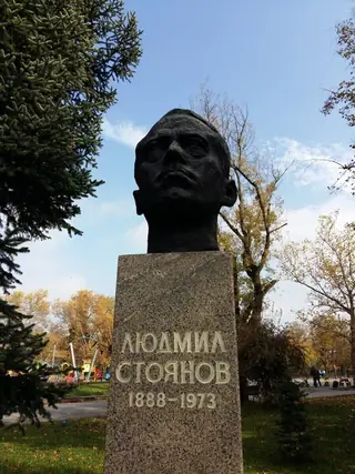 Бюст-паметник на Людмил Стоянов - София