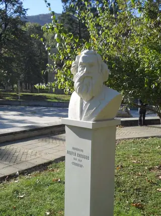 Бюст-паметник на скулптора проф. Андрей Николов - Враца