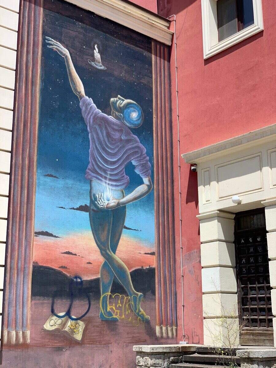 Графити "Изкуството е вечно" - Драматичен театър Пловдив