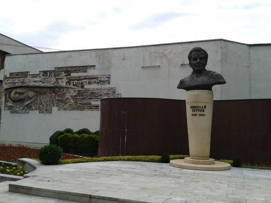 Бюст-паметник на Николай Гяуров - Велинград