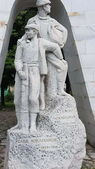 Паметник на Васил и Сава Кокарешкови - Белица