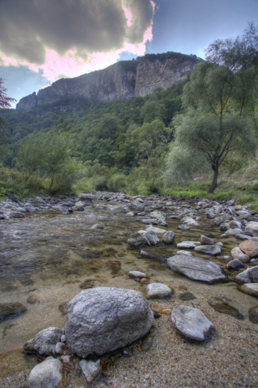 Природна забележителност "Орлов камък – Червената стена" - Лопян
