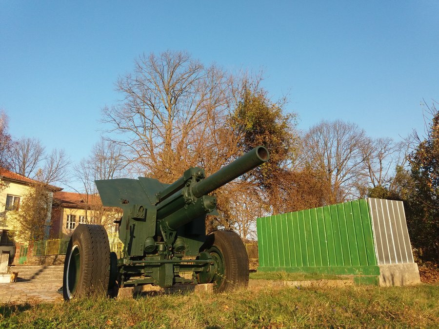 Оръдие - символ на загиналите във войните - с. Лешница