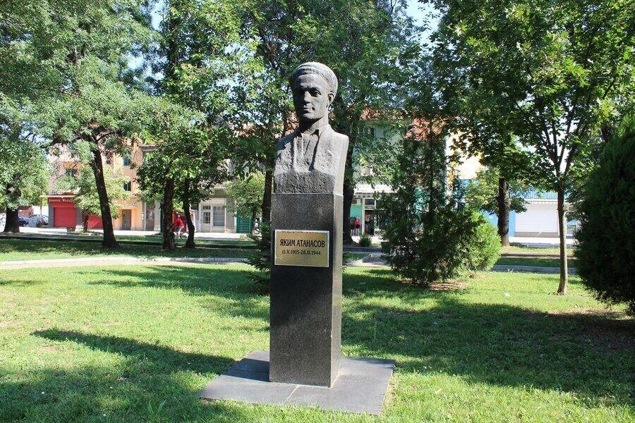 Паметник на Яким Атанасов - Лом