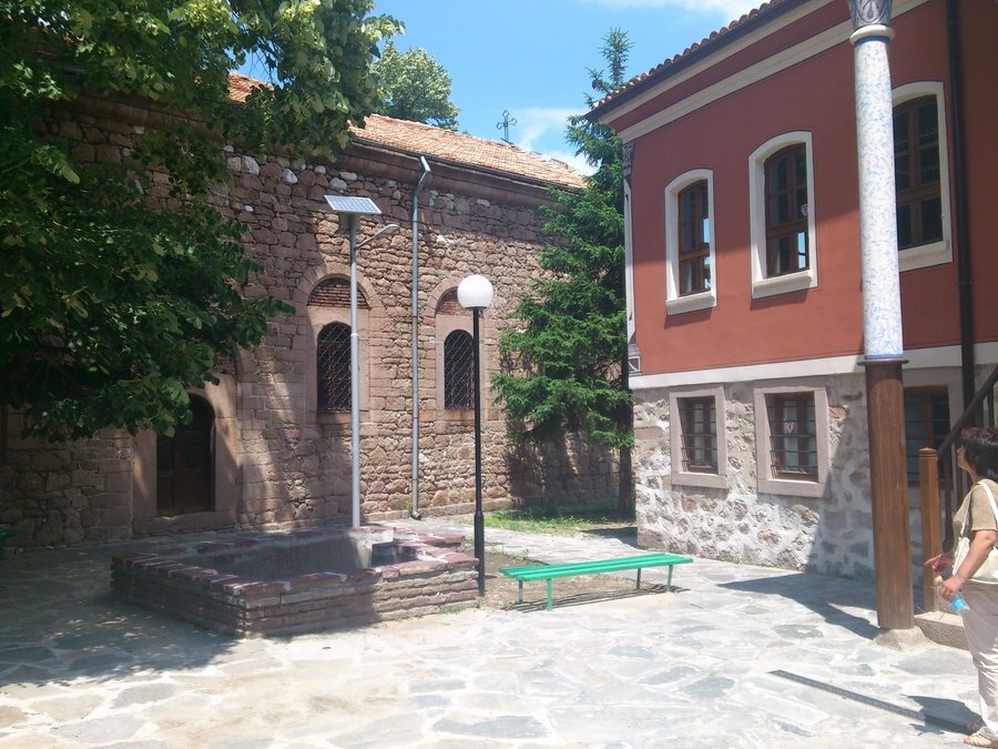 Църква "Св. Архангел Михаил" - Перущица