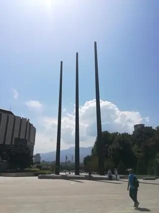 Пилони на НДК