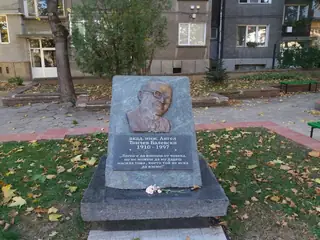Паметник на Ангел Балевски - Троян