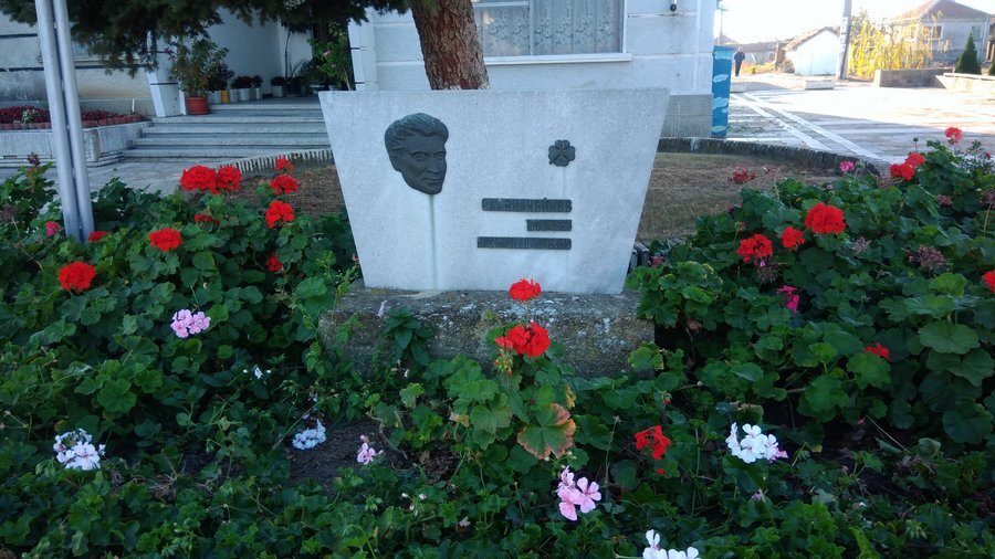 Паметна плоча на Слави Нейков - с. Асеновец