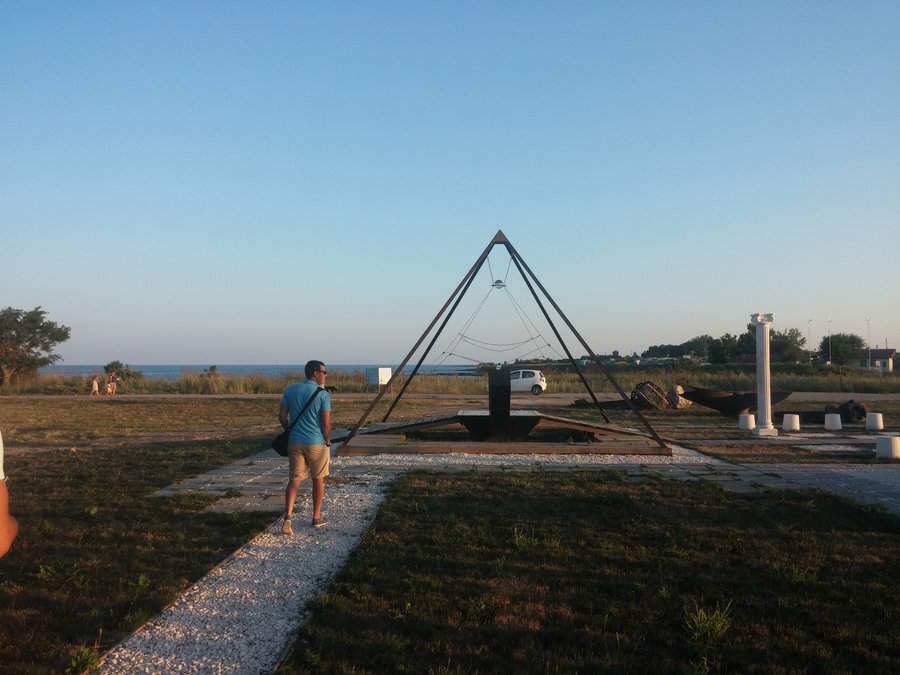 Пирамиди и слънчев часовник - Шабла