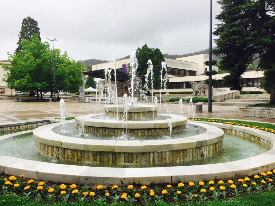 Фонтанът - площад "Възраждане" - Троян