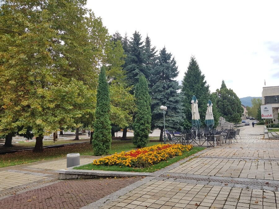 Площад "Възраждане" - Троян