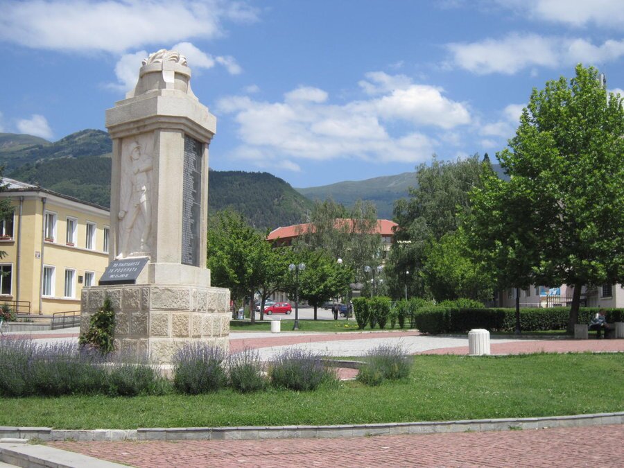 Паметник на падналите във войните - Златица