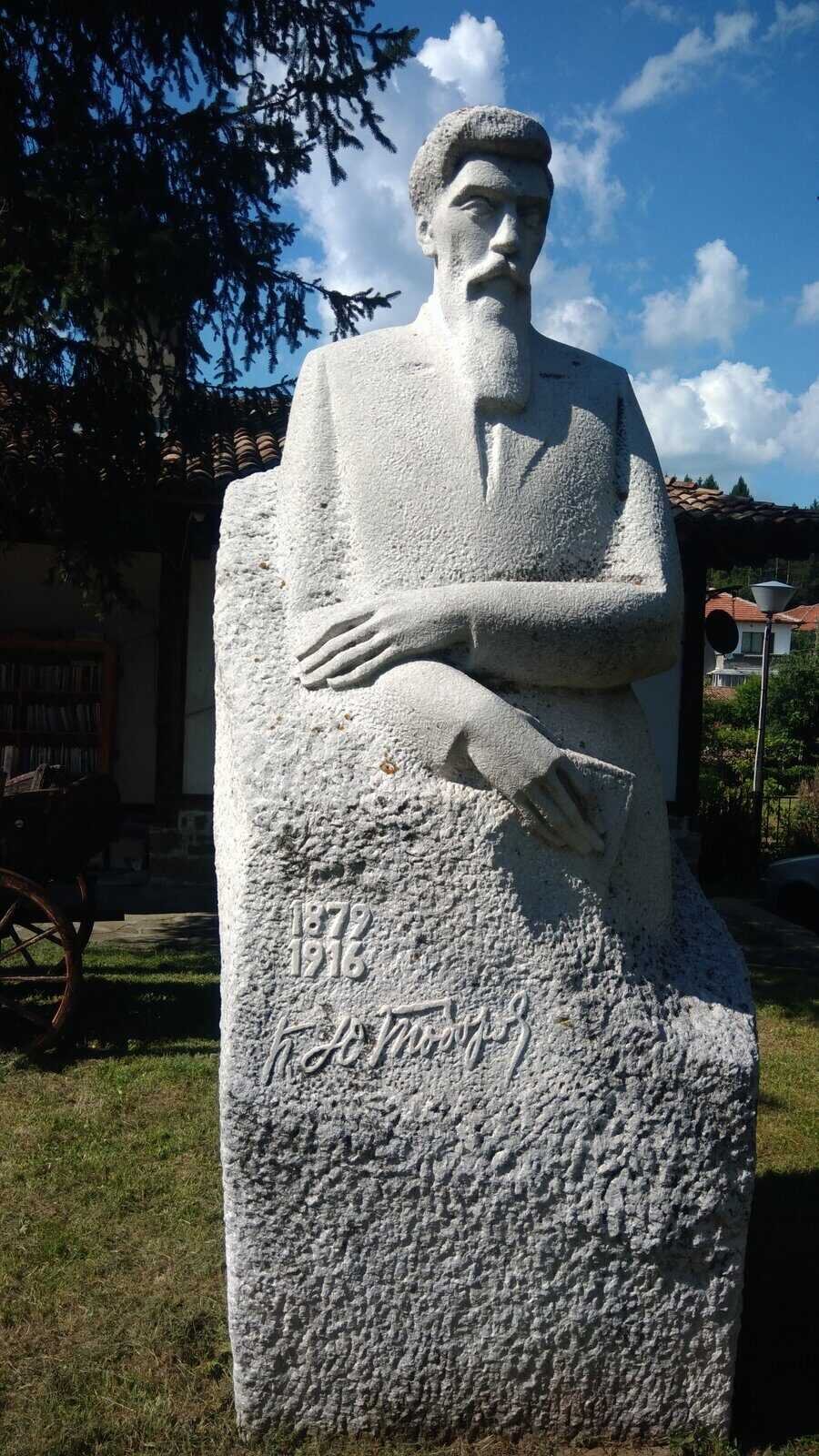 Паметник на Петко Ю.Тодоров - Елена