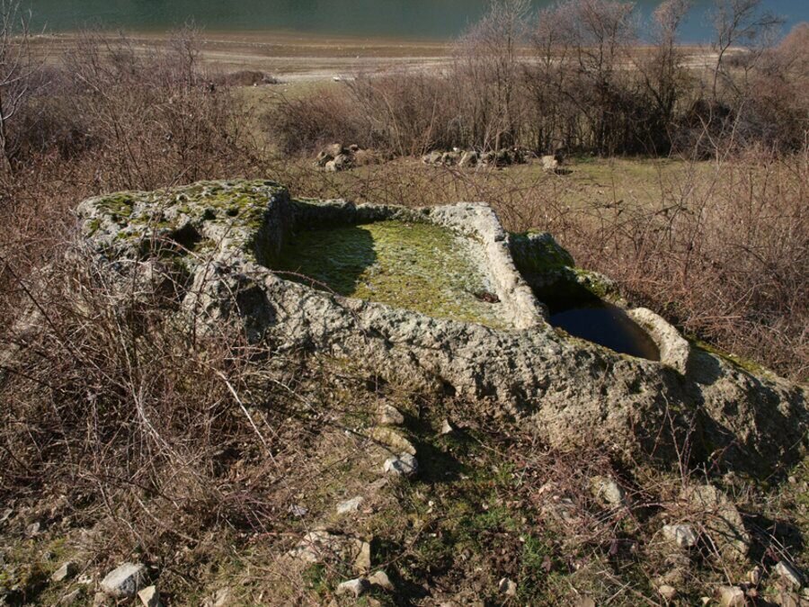 Мегалитни шарапани при яз. Кърджали