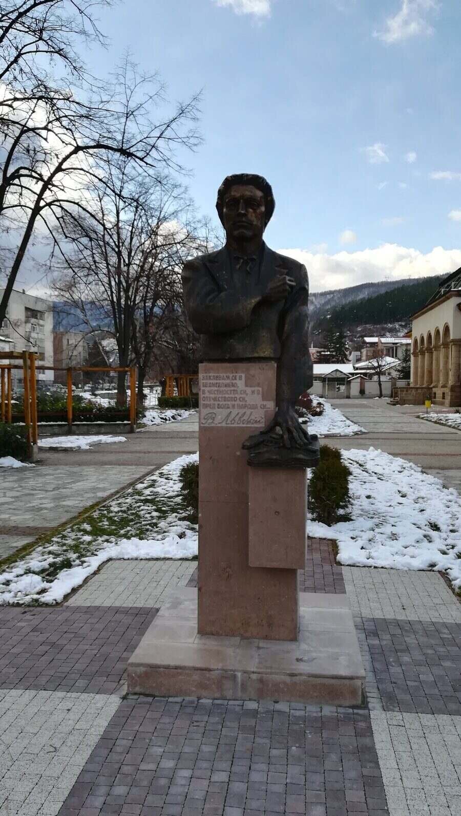 Паметник на Васил Левски - Пещера