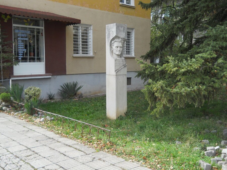 Паметник на Никола Кофарджиев - Перник