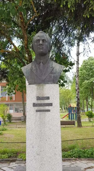 Бюст-паметник на Георги Караджов - с. Долно Драглище