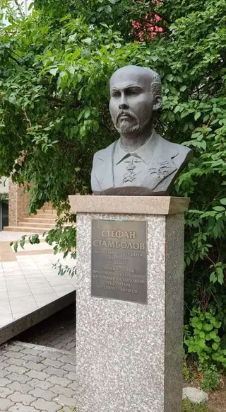 Паметник на Стефан Стамболов в двора УниБИТ - София