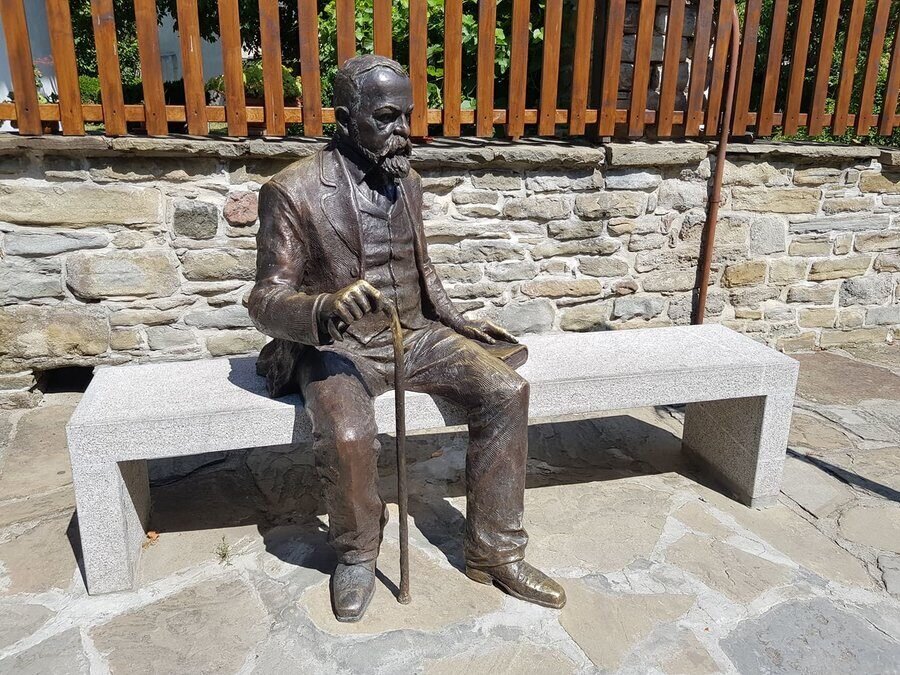Скулптура на Пенчо Славейков - Трявна