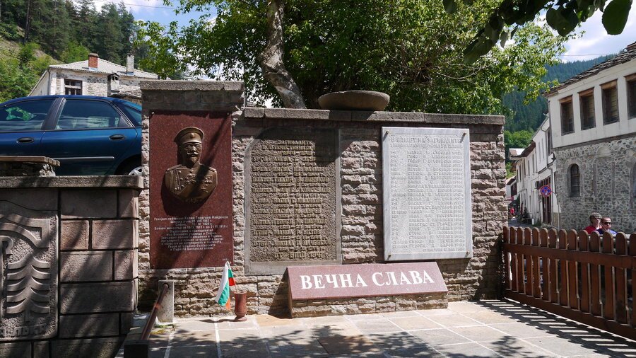 Паметник в памет на загиналите от войните - Широка лъка