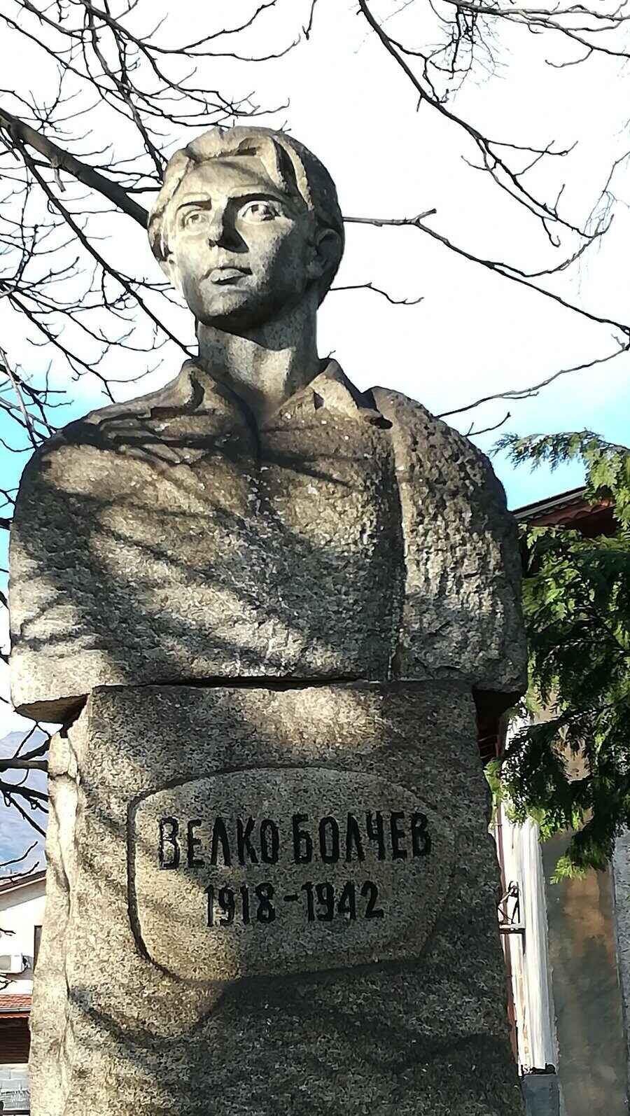Паметник на Велко Болчев