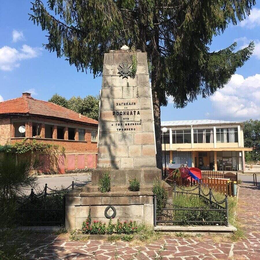 Паметник "Загинали за родината" - с.Голяма Желязна