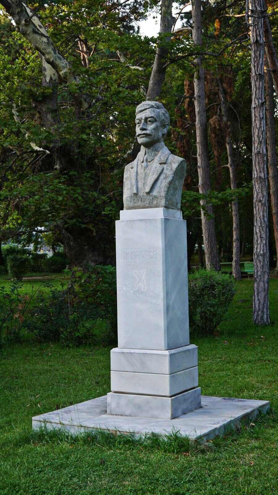 Паметник на Пейо Яворов - Сандански