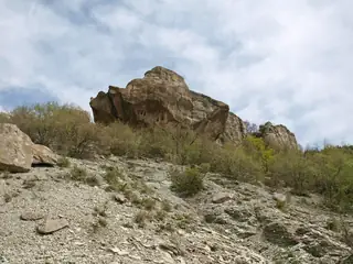 Скала с трапецовидни ниши под връх Кемикдаа