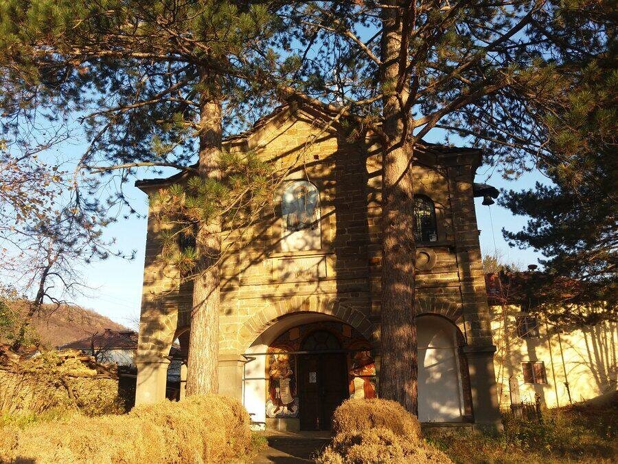 Храм "Св. Иван Рилски" - с. Лешница