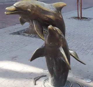 Скулптура "Влюбените делфини" - Варна