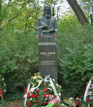 Паметникът на Отец Паиcий - Варна