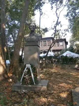 Паметник на Никола Вапцаров  - Варна