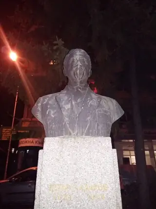 Паметник на Петър Лазаров - Попово