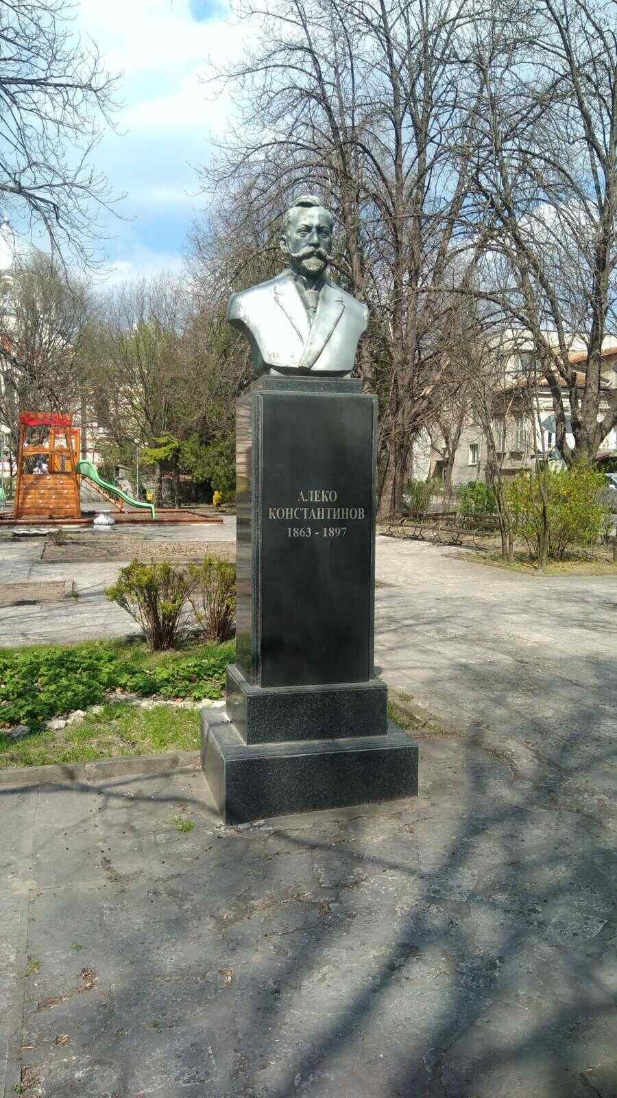 Бюст-паметник на Алеко Константинов - Провадия