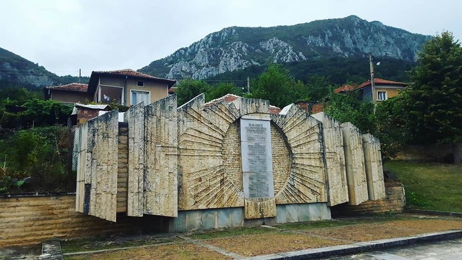 Паметник на загиналите във войните - с.Челопек