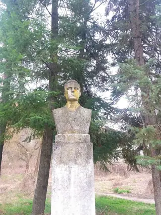 Бюст-паметник на Иван Банков - с.Бериево