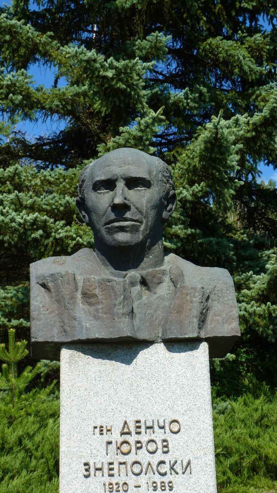 Паметник на Генерал-майор Денчо Знеполски