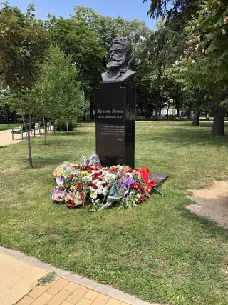 Бюст-паметник на Христо Ботев - Казанлък