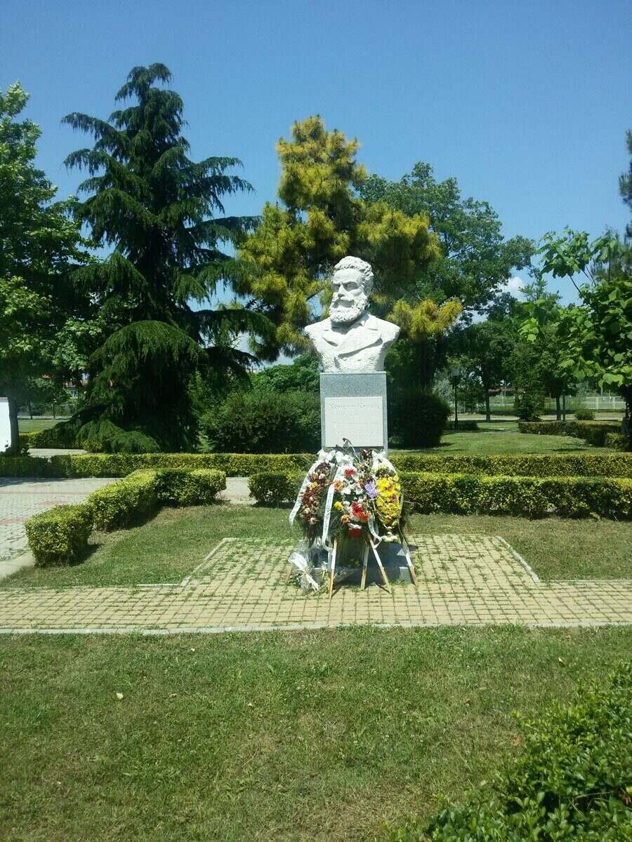 Бюст-паметник на Христо Ботев- Поморие