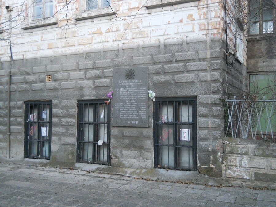 Паметна плоча на загиналите във войните жители на Батановци