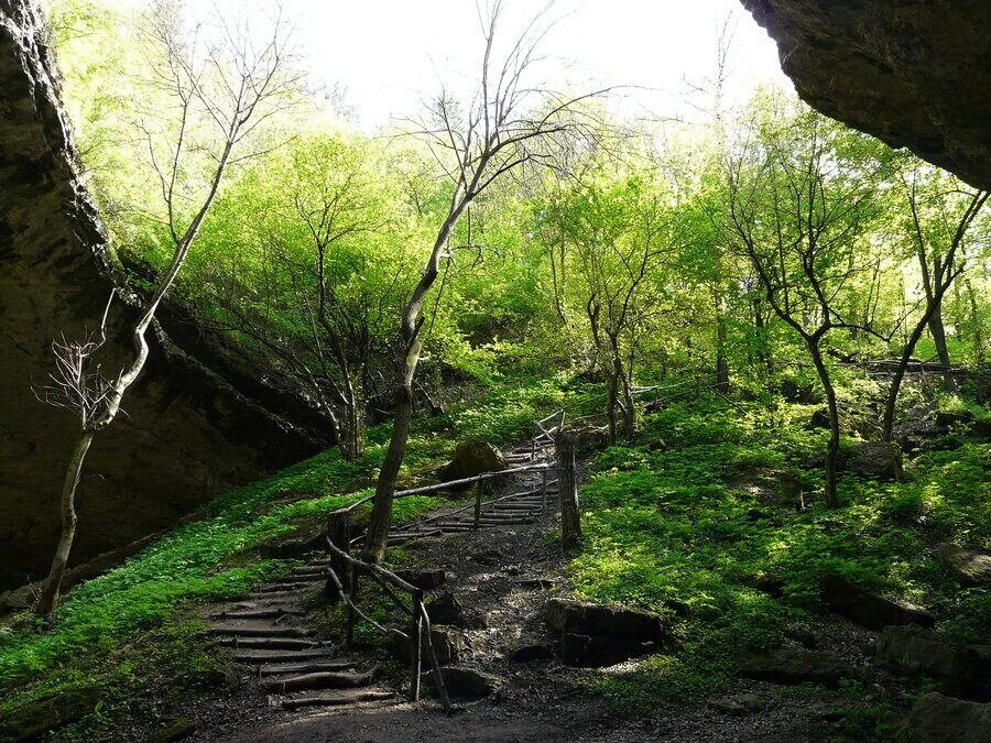 Проходна пещера "Божи Мост"